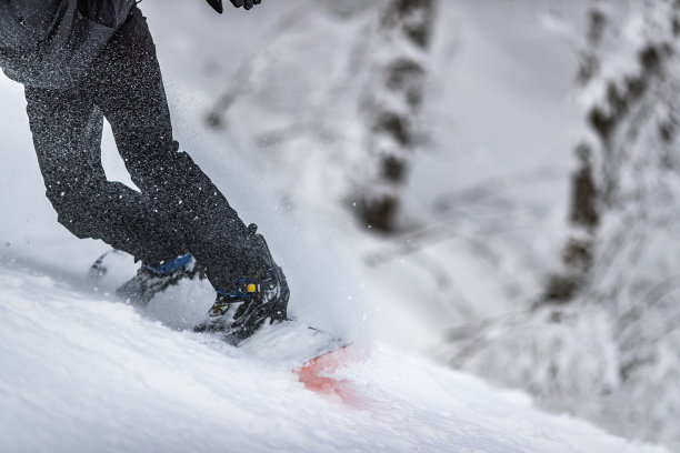 在山上滑雪的陌生人。图片下载