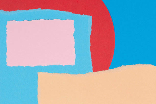 撕纸纹理拼贴背景。在几何蓝色和红色的纸背景上，有粗糙边缘的彩色碎纸片图片下载