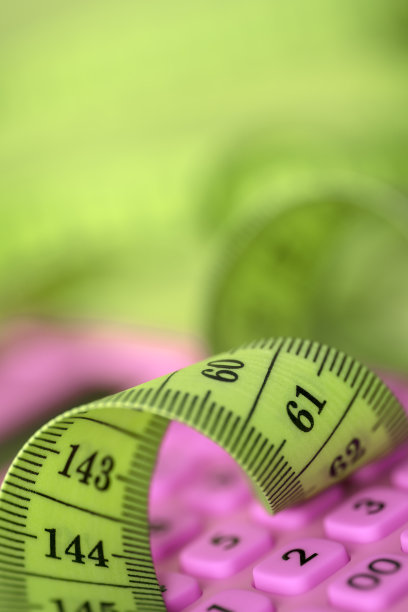 卷尺和计算器的特写图片下载