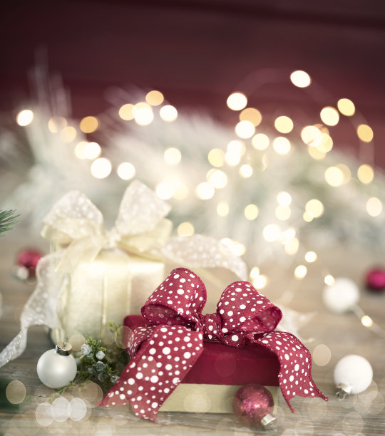 圣诞礼物和散景灯图片下载