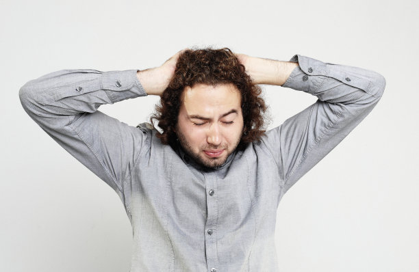 生活方式，健康和人的概念:接近沮丧的年轻人的头在手图片下载