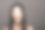 一个美丽的年轻女孩的肖像在灰色的背景。看一边。图片下载