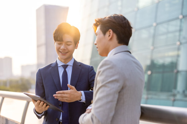 两个亚洲商人在户外交谈图片下载