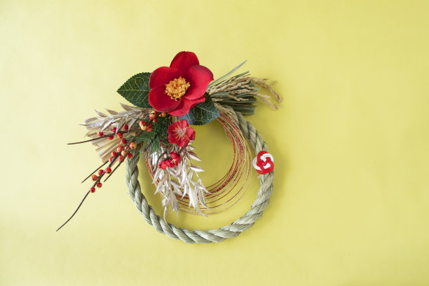 红色的山茶花是新年的花环图片下载