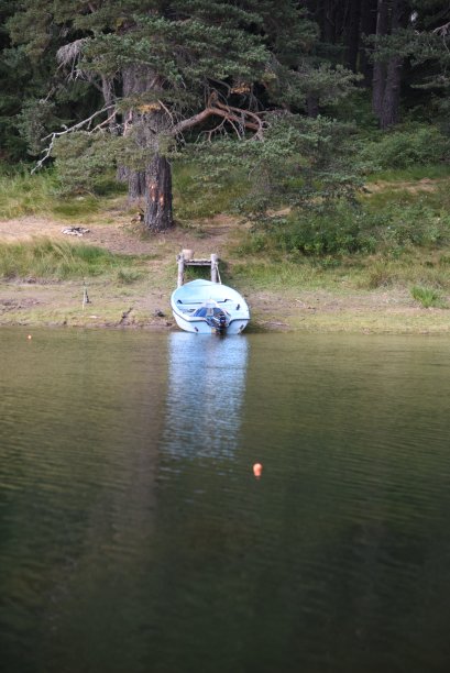 湖中的小船图片下载