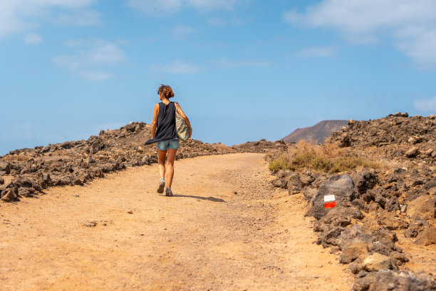 一名年轻女子正在参观位于加那利群岛富埃特文图拉岛北岸的洛沃斯岛。西班牙图片下载