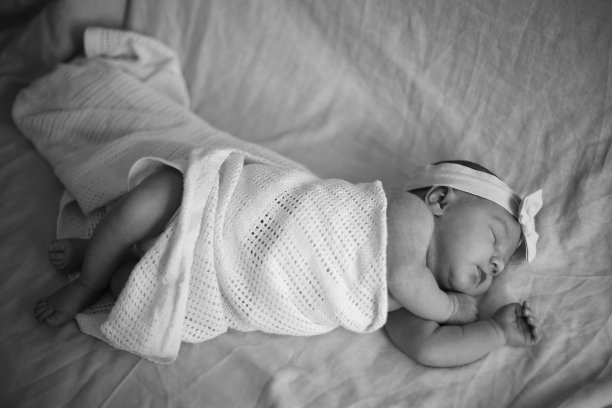刚出生的婴儿在生命的第一天睡觉。库存图片图片下载