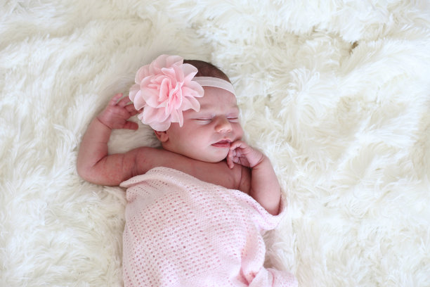 特写熟睡的婴儿在床上与复制空间。新的家庭和婴儿睡眠概念股票照片图片下载