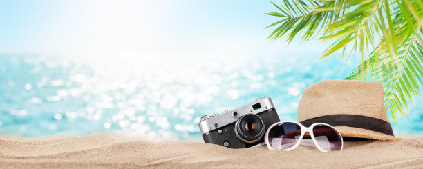 热带海滩上的复古相机、太阳帽和太阳镜图片下载