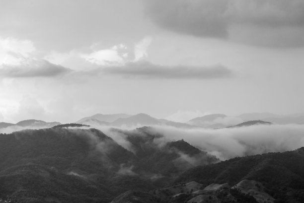 引人注目的黑白图像加勒比山脉与一个多米尼加小镇在山谷。图片下载