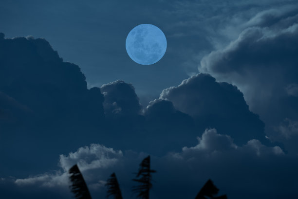 天空中云层之上的满月图片下载