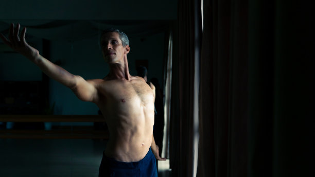 男芭蕾舞者在房间里独自练习芭蕾舞图片下载