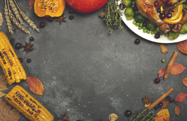 感恩节晚餐用的火鸡或鸡肉。感恩节的食物背景与秋天的季节性特色菜。炸鸡南瓜，蔬菜和秋天的装饰木制的桌子背景。本空间图片下载