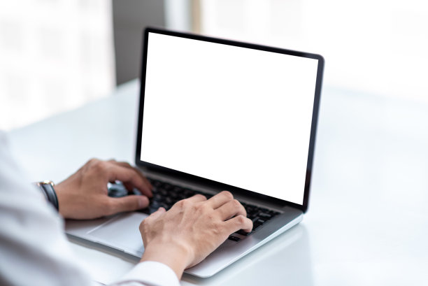 模拟。在办公室用笔记本电脑的人。图片下载