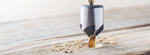 沉头钻头用于在旧木板上的螺丝孔中进行沉头图片下载