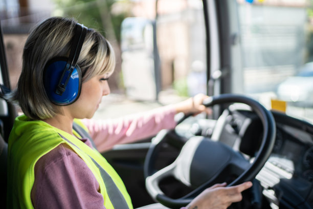 建筑工地卡车里的女司机图片下载