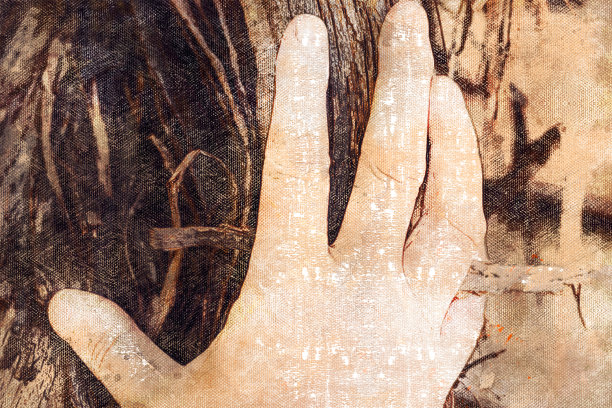 一只手触摸着一颗老葡萄的粗树干。一个人抚摸着那棵树棕色的开裂的树皮。酿酒。图片下载