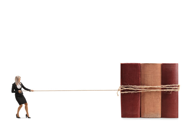 一个女商人用一根绳子拉着三根大的书图片下载