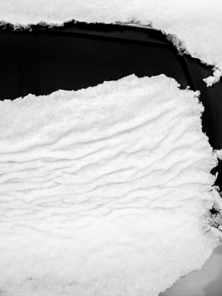 汽车侧门上覆盖着近距离的积雪图片下载