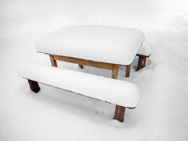长凳和桌子上都覆盖着雪图片下载
