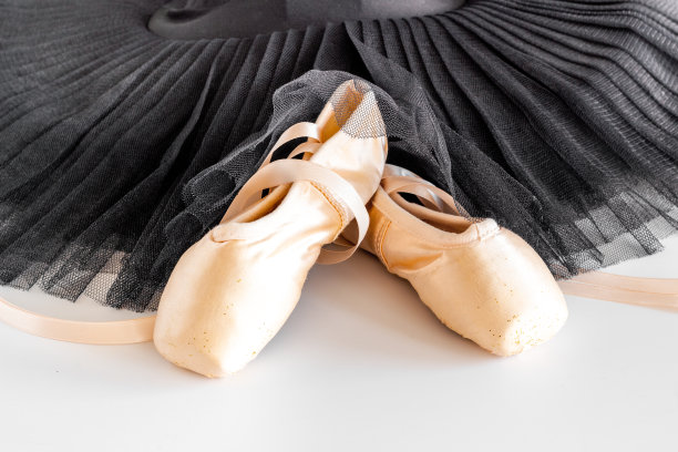 白色芭蕾舞短裙和米色带丝带的尖头鞋图片下载