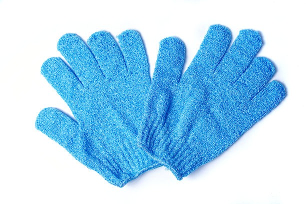 双蓝色超细纤维海绵去皮手套。隔离。图片下载