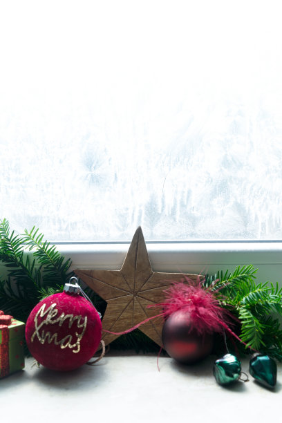 窗台上的圣诞装饰图片下载