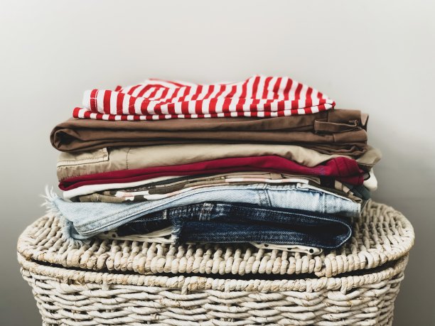 把衣服堆在篮子里图片下载