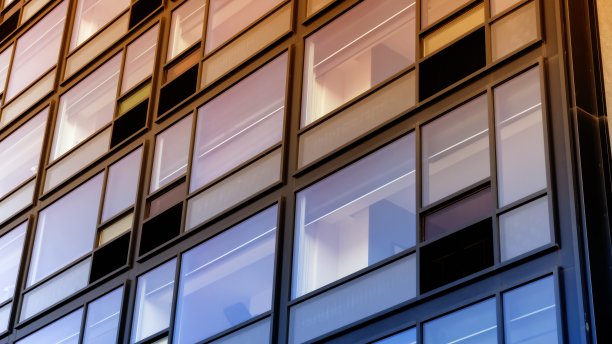 夕阳映在办公楼上图片下载