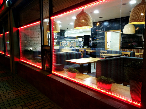 咖啡馆内部通过窗户从街道一侧图片下载