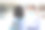 在新冠肺炎疫情形势好转后，孩子们穿着校服，戴着防护口罩互相上学。回到学校概念库存照片图片下载