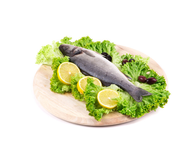 还有新鲜的鲈鱼和蔬菜。图片下载