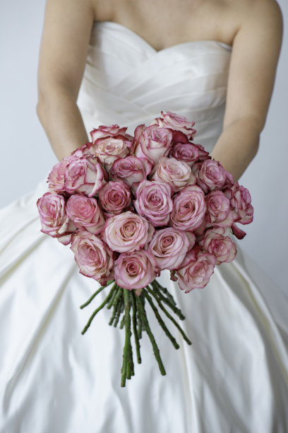 新娘和粉红玫瑰图片下载