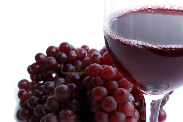 白色背景下的红酒和葡萄酒杯图片下载