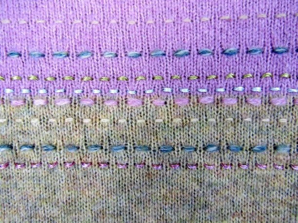 针织羊毛的质地，用丝织的丝带点缀。图片下载