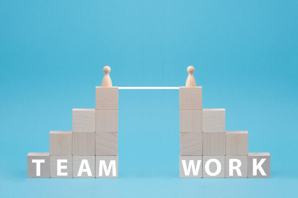 两个木头人建立了一个团队，一起工作图片下载