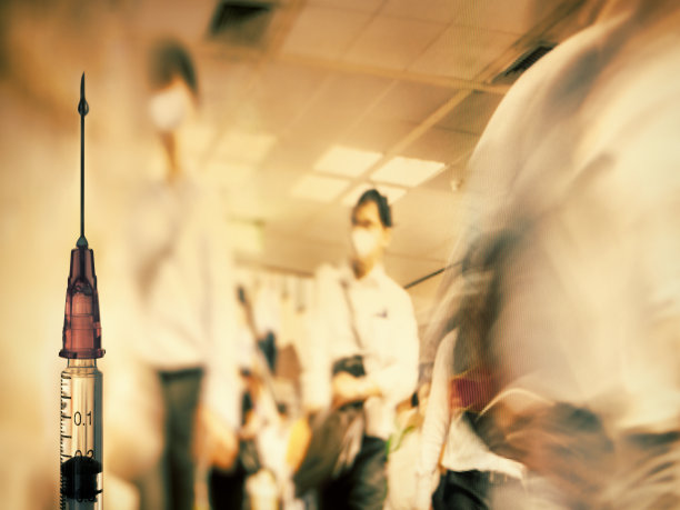 在电脑屏幕前，人们戴着防护口罩行走。图片下载