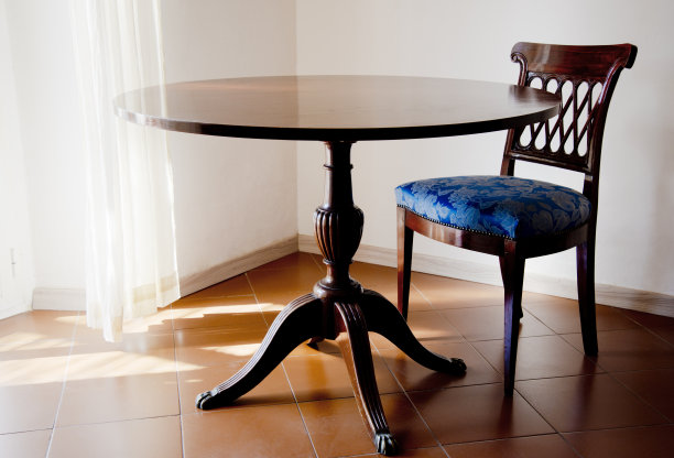 古董桌椅。图片下载
