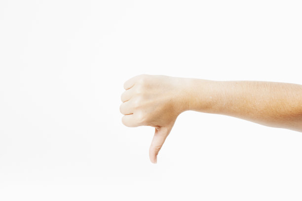 不赞成的女人做出拇指朝下的手势图片下载