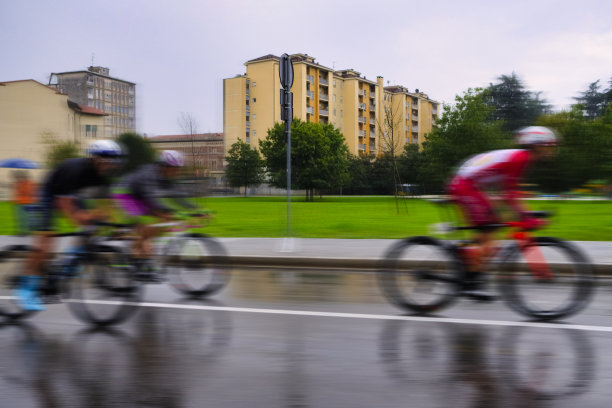 骑自行车的人在城市的街道上奔跑图片下载