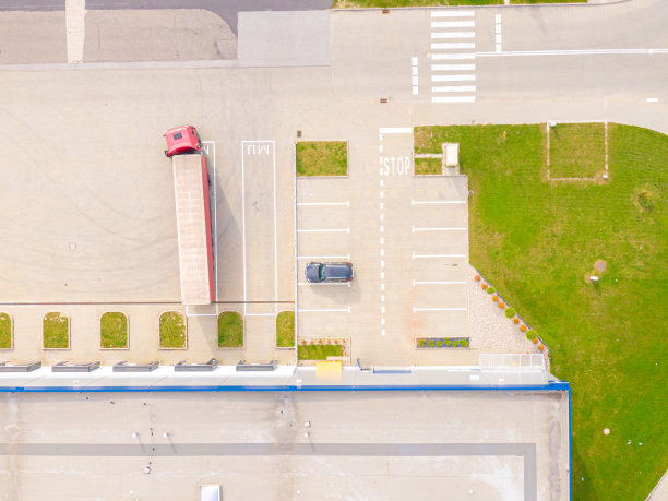 货物仓库鸟瞰图。工业城市区域的物流中心。物流中心装载卡车的鸟瞰图。从无人机。图片下载