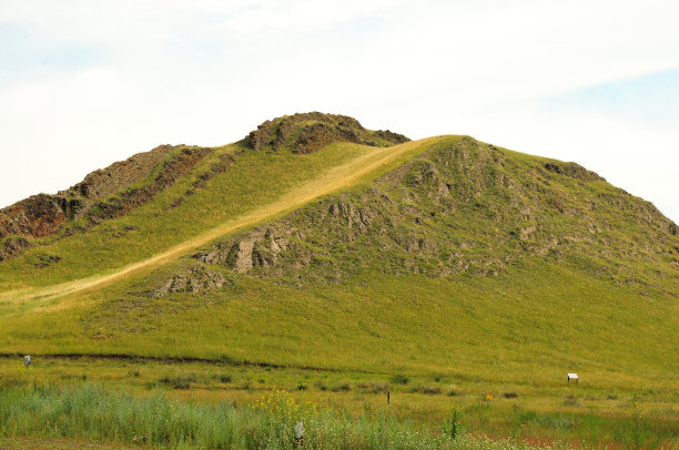 通往山顶的步道，山坡的边缘有天然的石头篱笆。图片下载
