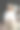 穿着白色裤子和白色棉质衬衫的时尚女孩靠墙摆姿势。一个戴帽子的女人的照片。图片下载