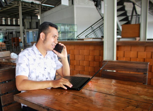 一个男人打来电话图片下载