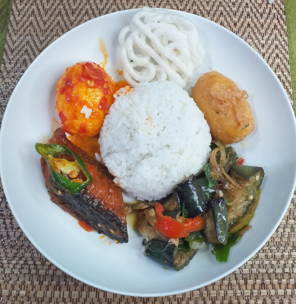 印度尼西亚食物-什锦菜肴从一个Warung Nasi图片下载