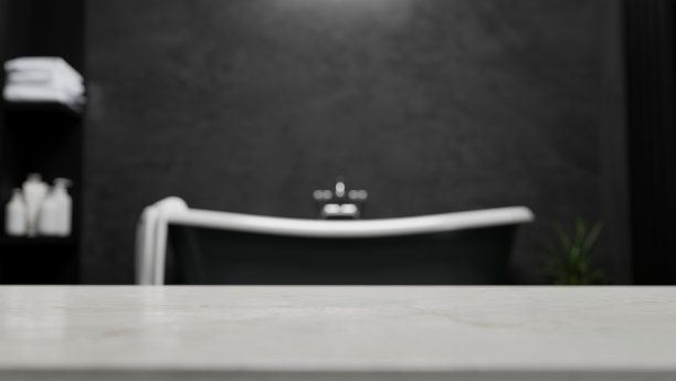 桌面蒙太奇显示您的沐浴产品与模糊的现代黑色浴室内部图片下载