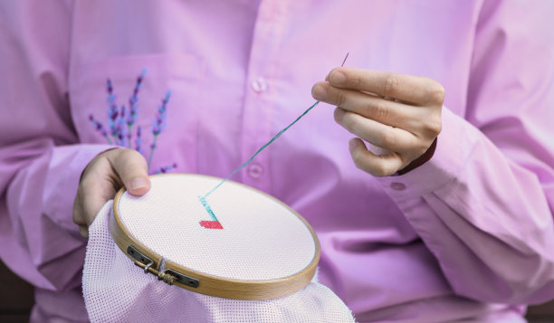 木环与帆布，针与线在女性手中，特写。图片下载