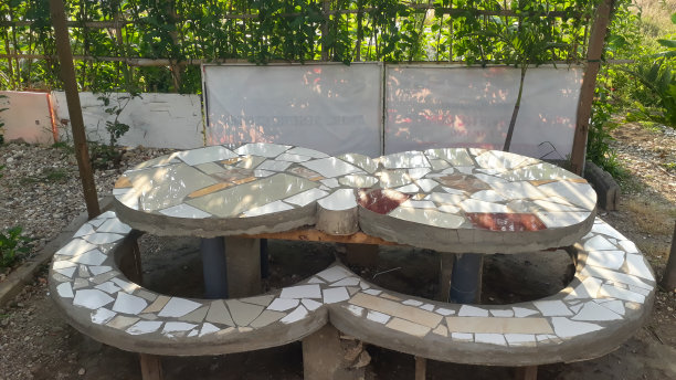 由石头、水泥和陶瓷制成的桌椅图片下载