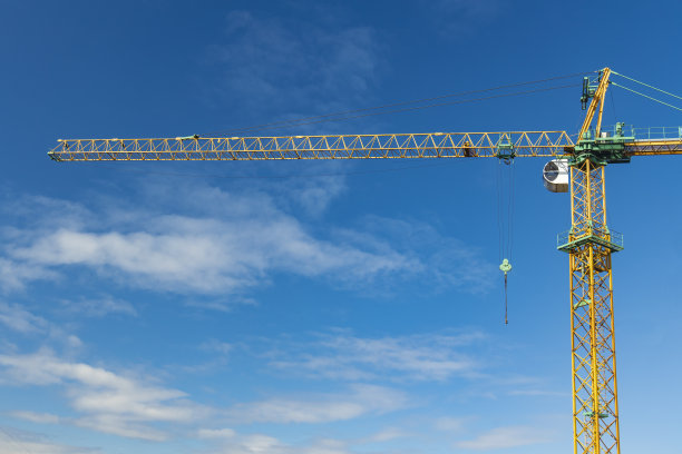 建筑对象高层建筑起重机蓝天背景简单的工业概念摄影为广告目标图片下载