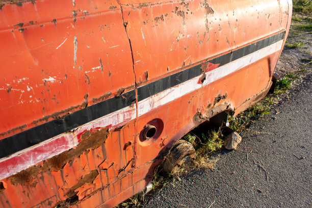 破旧废弃的红色汽车。图片下载